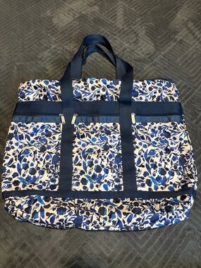 LeSportsac Weekender duffel in the "Blooming Silhouettes" floral print LIKE NEW!